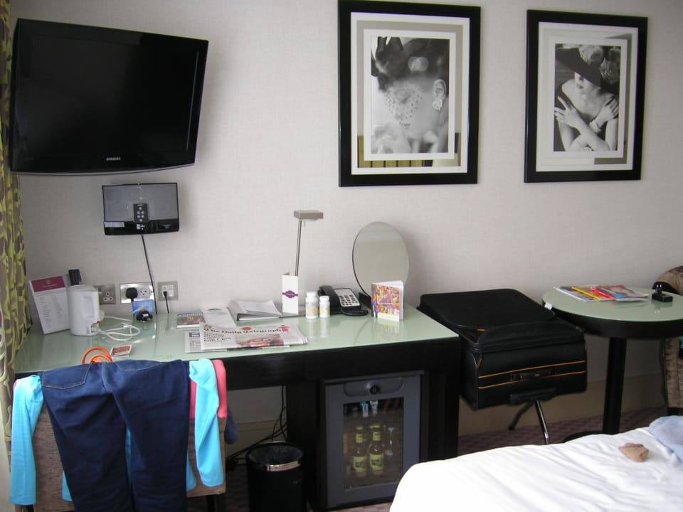 Schreibtisch und Minibar Hotel Cavendish St. James