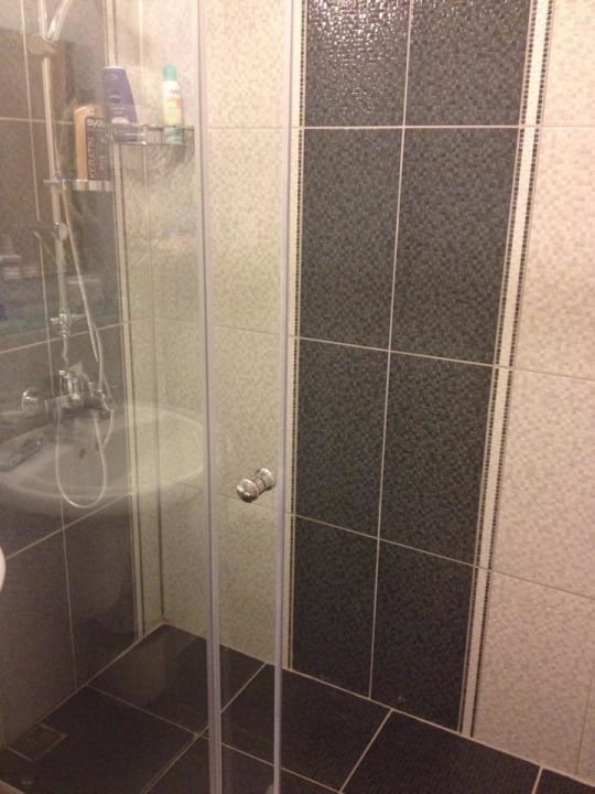 Neues Badezimmernur in dem Gebäude mit Meerblick Kleopatra Balik