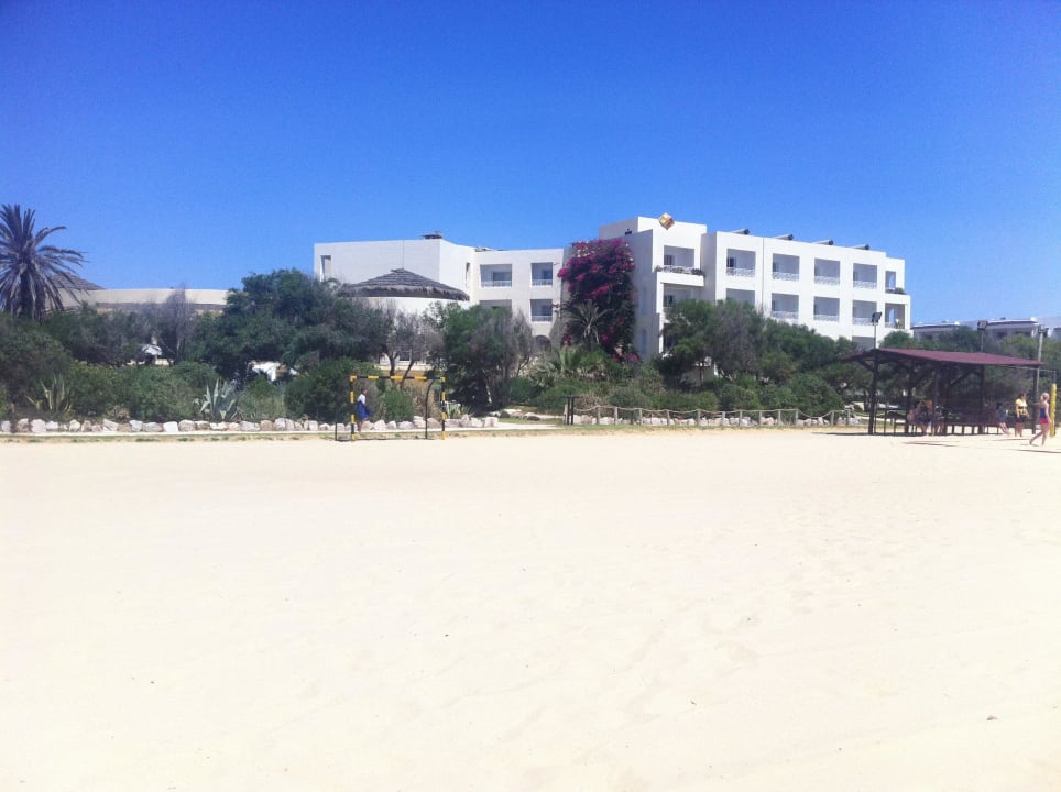 Aussicht auf Hotel vom Volleyballplatz TUI MAGIC LIFE Africana