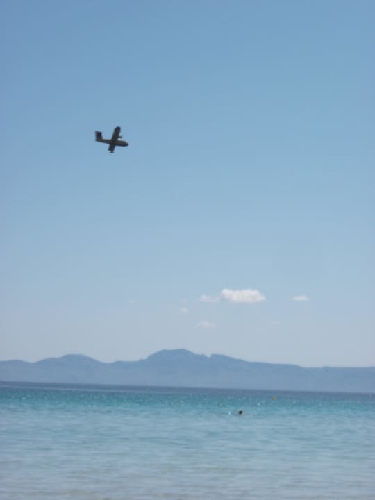 Пожарный самолетик над пляжем Iberostar Waves Ciudad Blanca