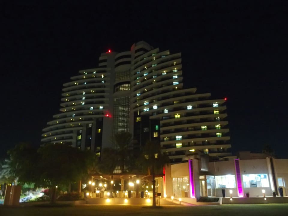 Außenansicht Hotel Le Meridien Al Aqah Beach Resort