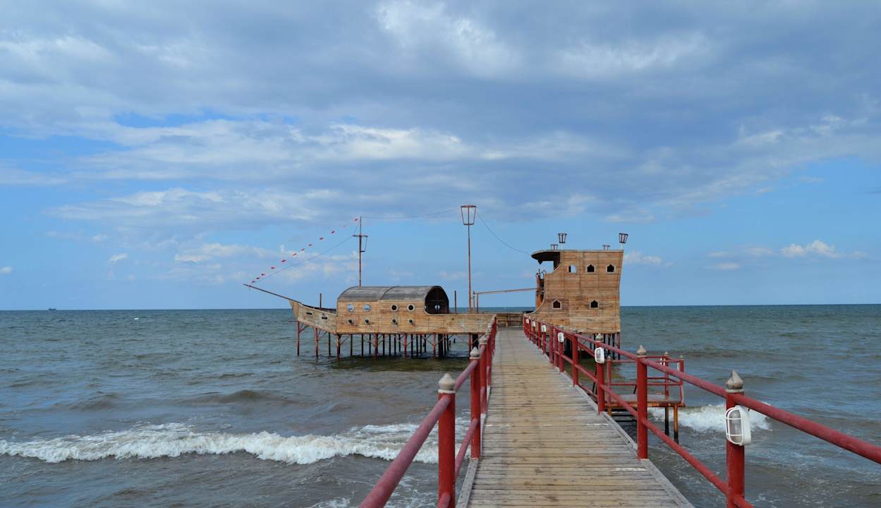 Widok na statek-ruine Alassio Hotel and Thalasso