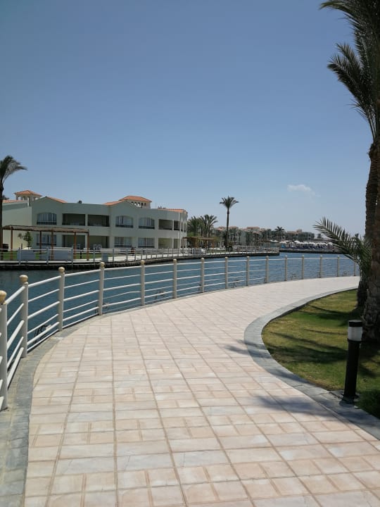 Shuttelservice durch die Anlage mit einem Boot Pickalbatros Dana Beach Resort - Hurghada