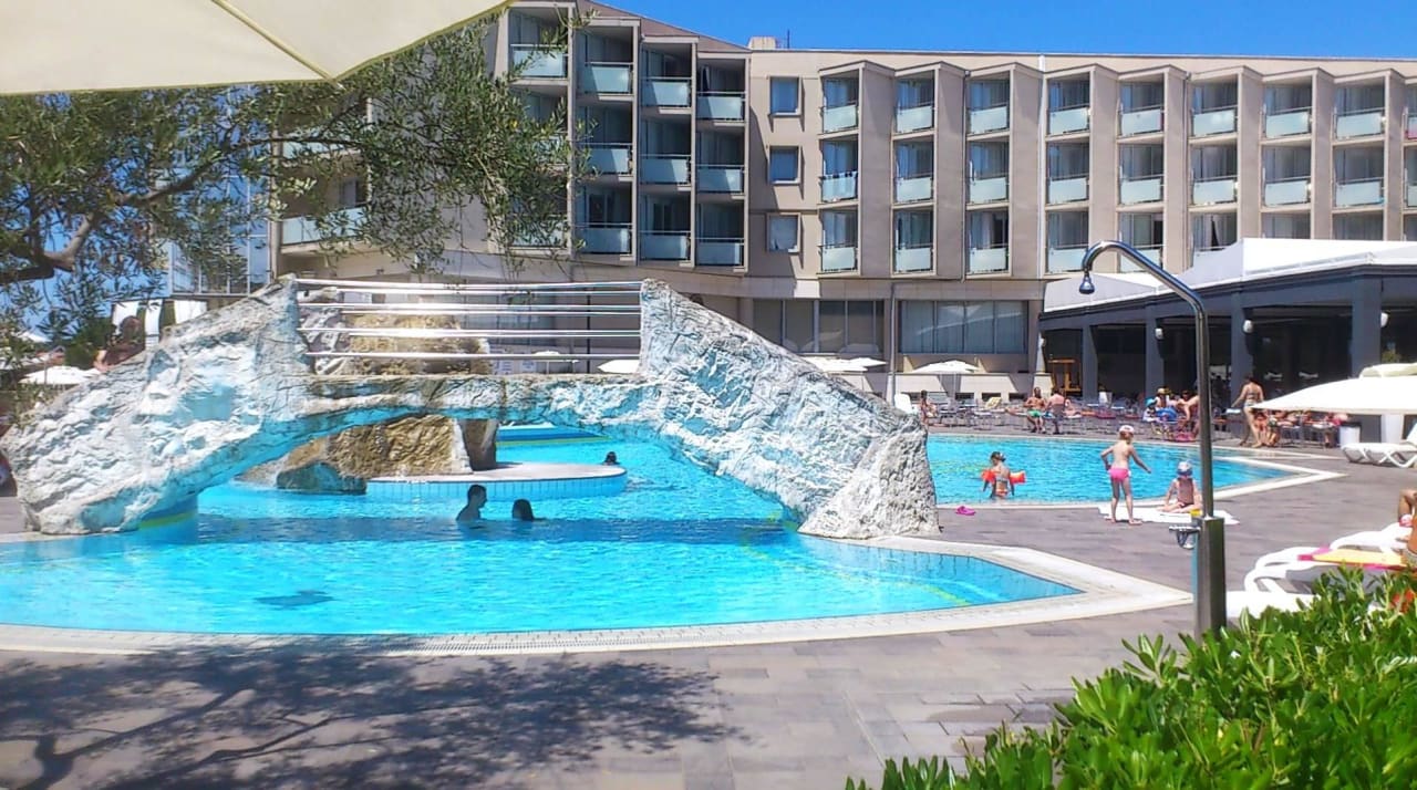 Sehr gepflegt mit vielen Liegen und Schirmen Aminess Vival Maestral Hotel