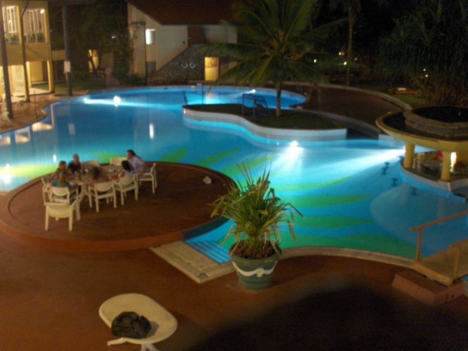 Pool bei Nacht Turyaa Kalutara