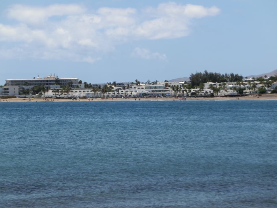 Hotelanlage und Nachbargebäude aus der Ferne Hotel Las Costas
