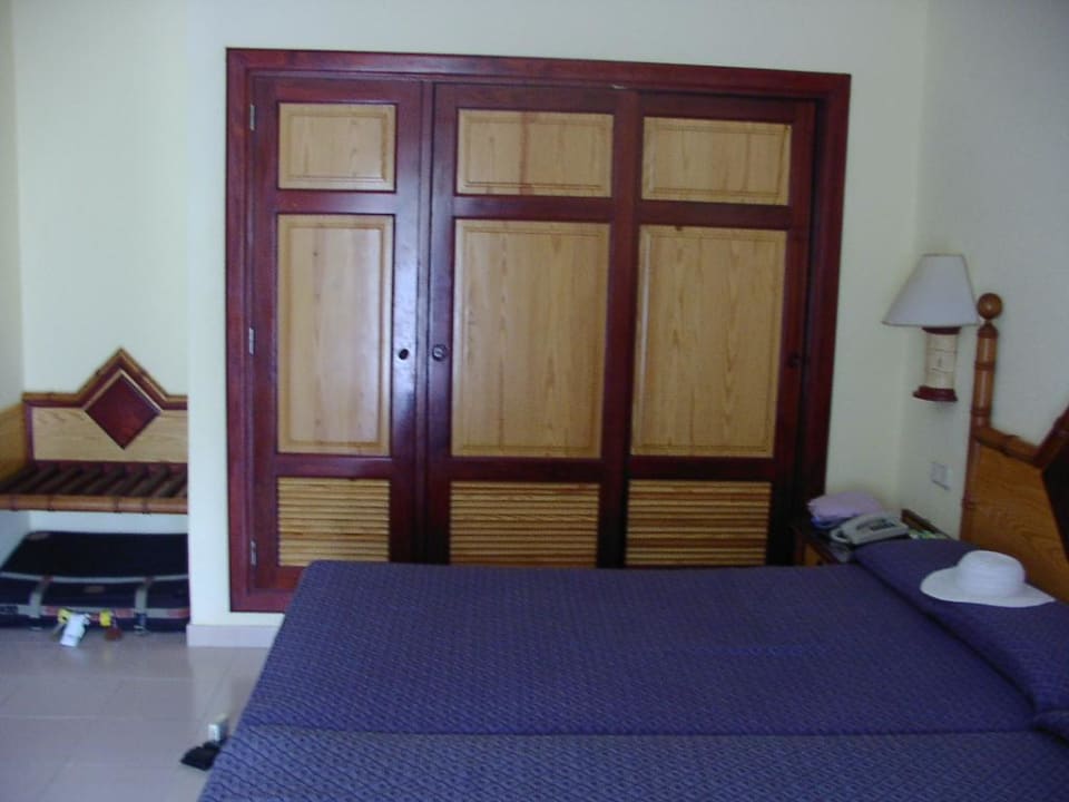 Kleiderschrank mit Minibar Hotel Riu Bambu