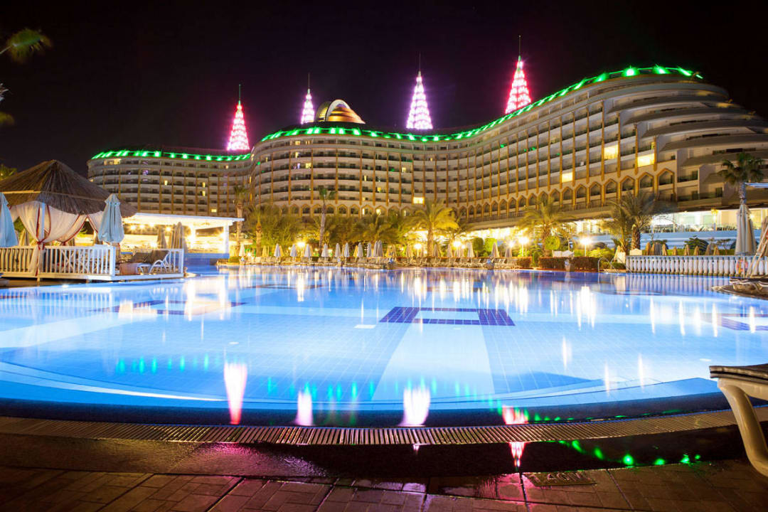 Zwembad bij nacht Hotel Delphin Imperial