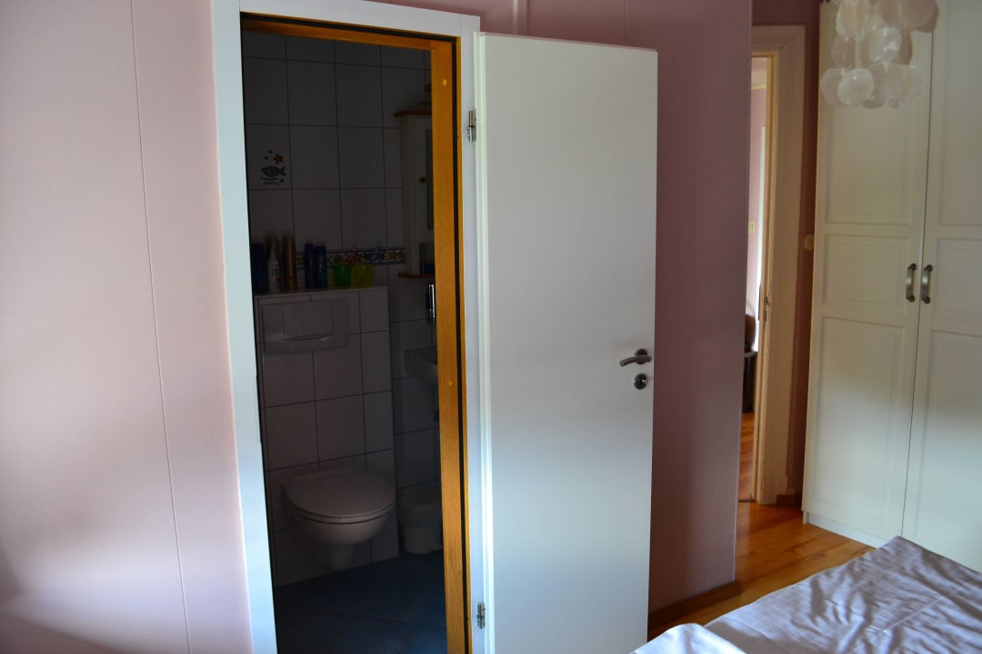 Bild vom Bett zum Badezimmer....  Haus Schiffsmuseum