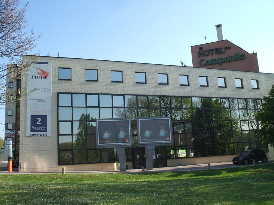 Das Hotel von der Straße aus gesehen Hotel Campanile Paris Saint-Denis Centre Stade
