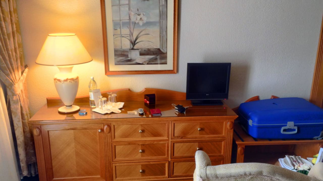 Sideboard/Minibar/LCD TV Hotel Riu Palace Tres Islas