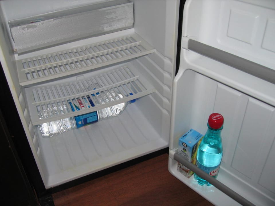 Die angepriesene Minibar auf dem Zimmer Mira Meridia Beach Hotel