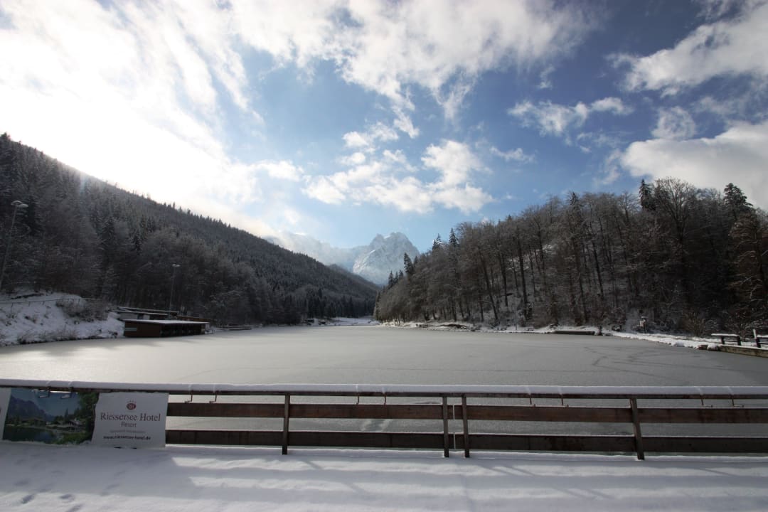Blick über den winterlichen Riessersee Riessersee Hotel
