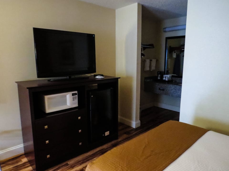 TV, Mikrowelle und Kühlschrank Best Western Royal Inn