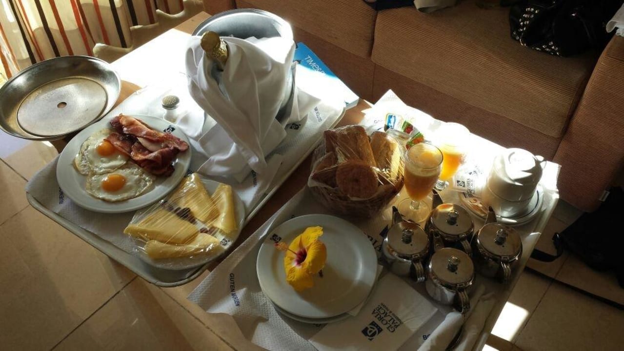 Zimmerservice zu meinem Geburtstag  Gloria Palace San Agustin Thalasso & Hotel