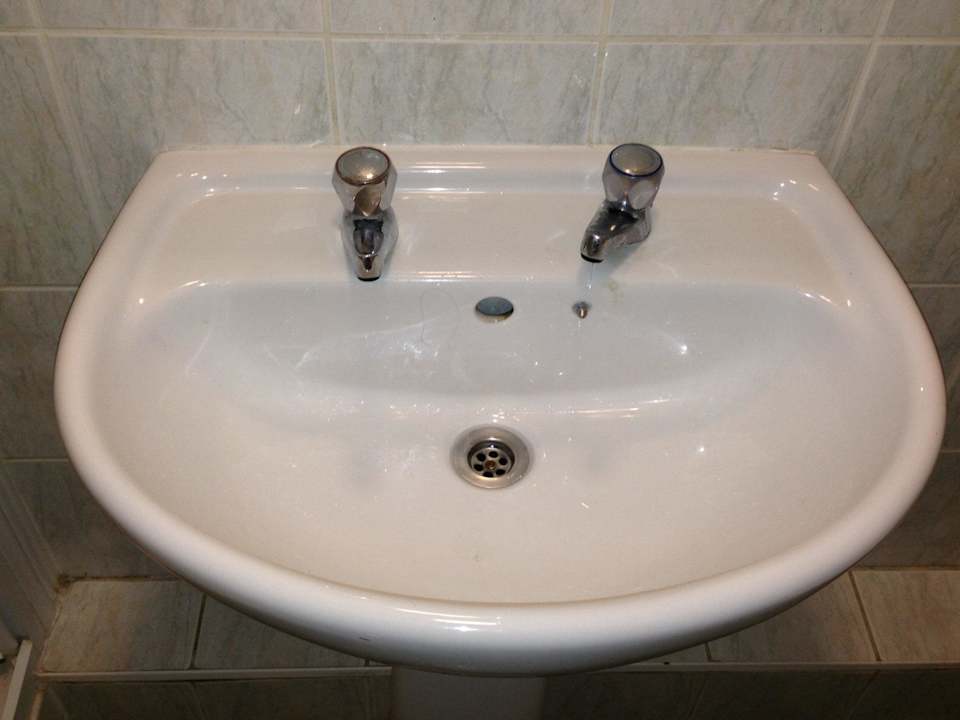 Waschbecken ohne Mischbatterie! Ohne Stöpsel! Pacific Inn London Heathrow