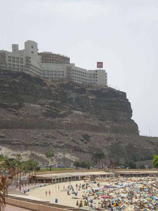 Blick vom Strand aufs Hotel Hotel Riu Vistamar