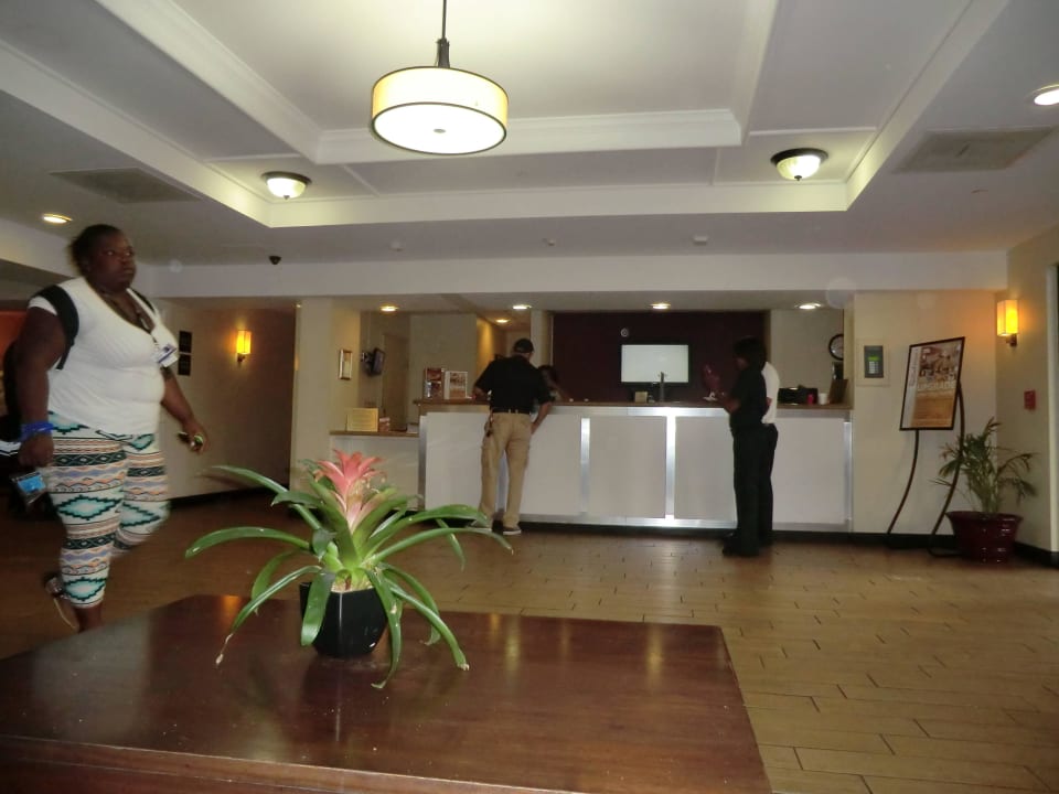Lobby Red Roof Plus Miami Airport
