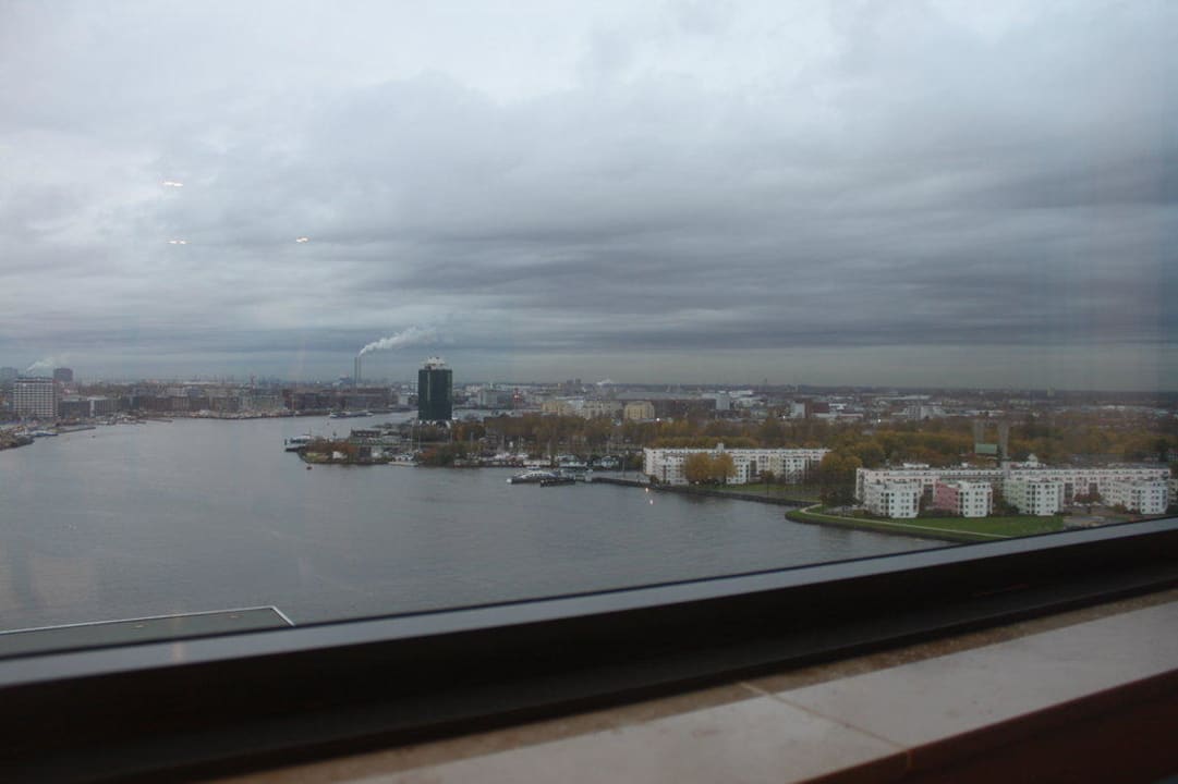 Blick aus unserem Zimmerfenster Mövenpick Hotel Amsterdam City Centre