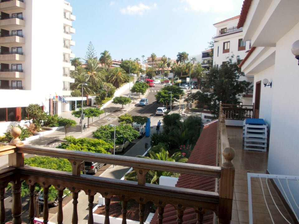 Blick vom Balkon auf die Straße Calz Martianez  Apartamentos Casablanca