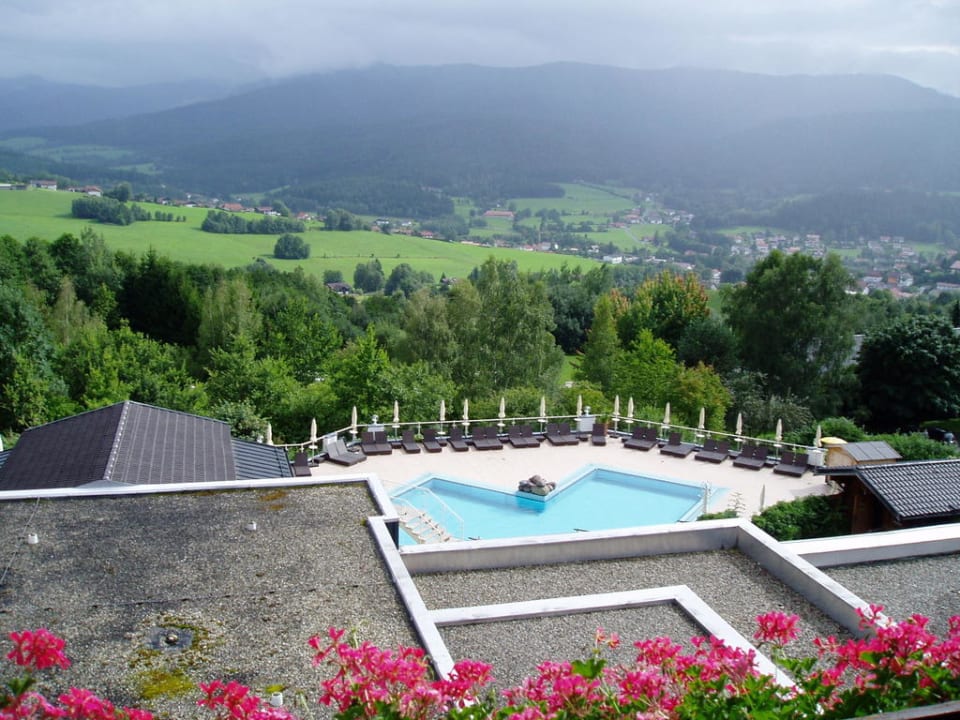 Ausblick vom Zimmer auf den Pool Hotel Sonnenhof
