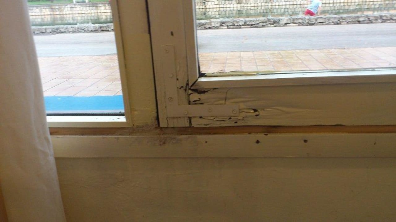 Vergammeltes Fenster im Speisesaal BelleVue Club