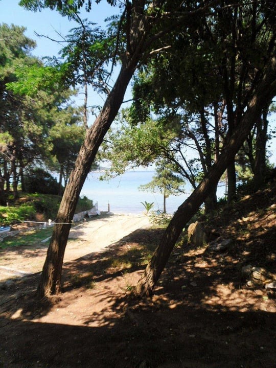 Schattiger Blick zum Strand Bungalows Loutrou