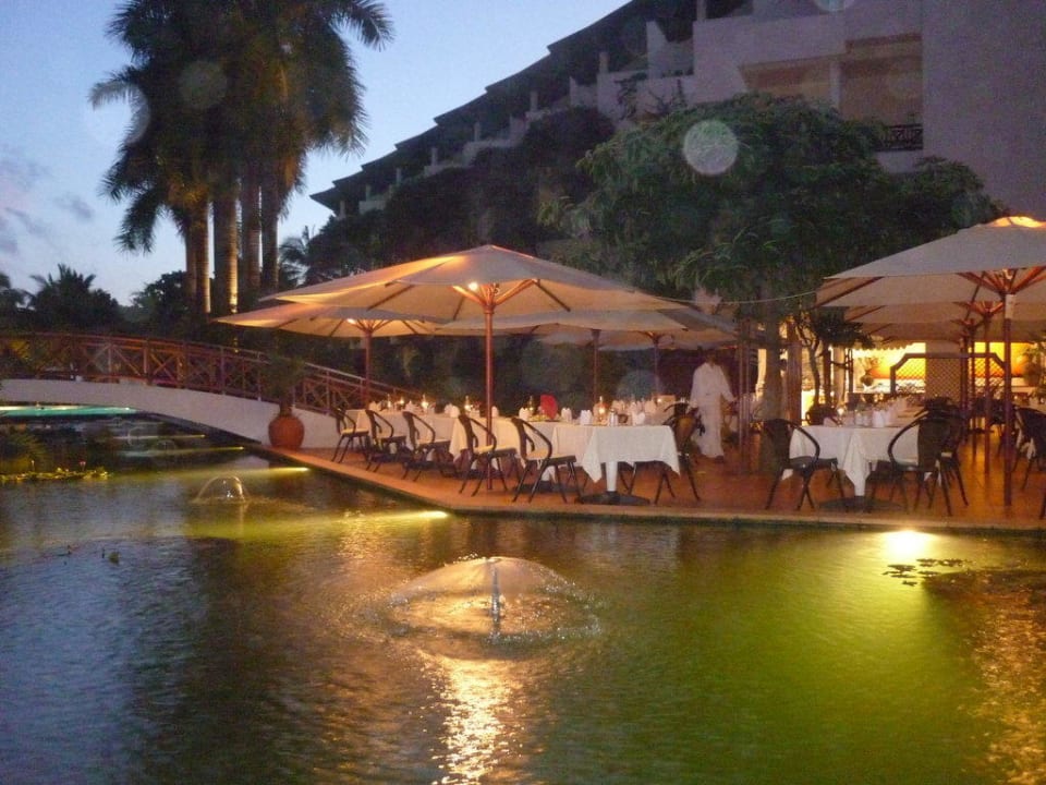 Die Terrasse des Restaurants Hotel Lanka Princess Ayurveda