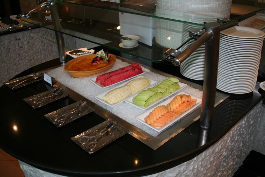 Ein Teil des Nachtisch-Büffet Hotel Danat Jebel Dhanna Resort