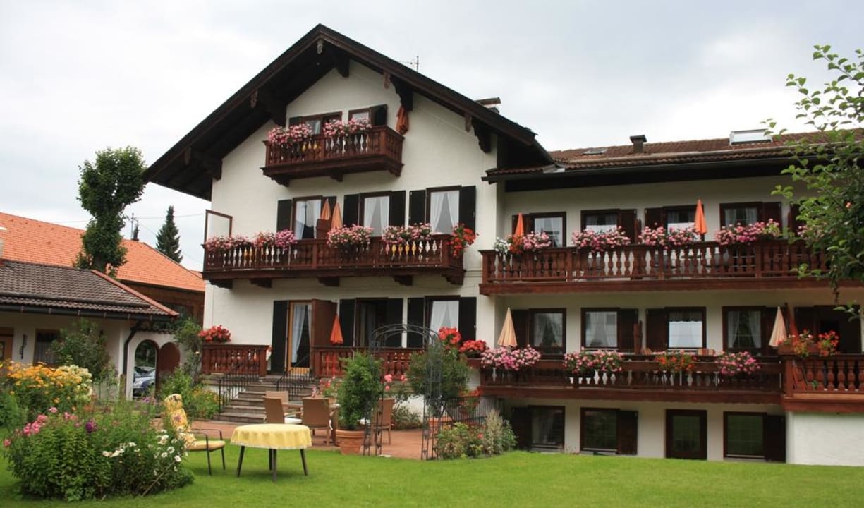 Außenansicht mit Garten Gästehaus Zibert