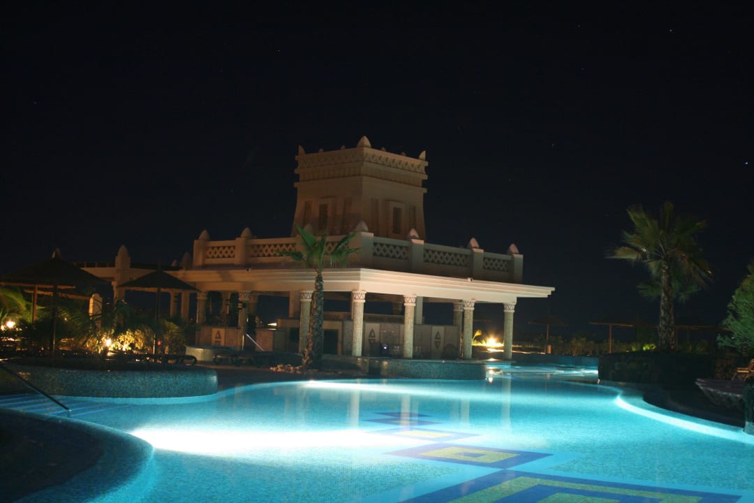 Poolanlage bei Nacht Hotel Riu Touareg