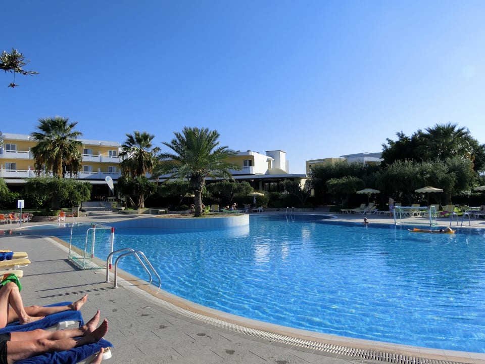 Schöner Pool andere seite TUI KIDS CLUB Alex Beach