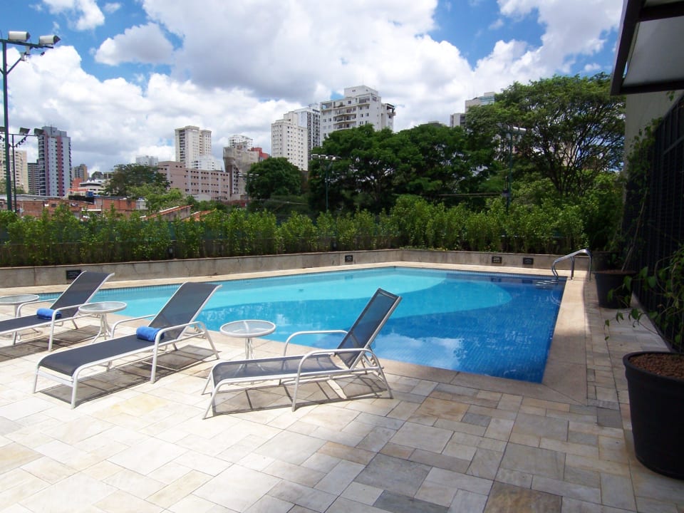Minipool mit altersschwachen Liegen Grand Mercure Sao Paulo Ibirapuera