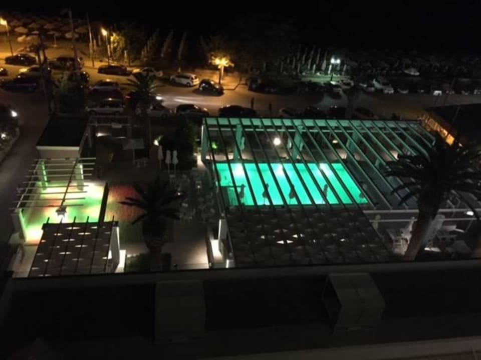 Pool von der Skybar aus fotografiert Elinotel Sermilia Resort