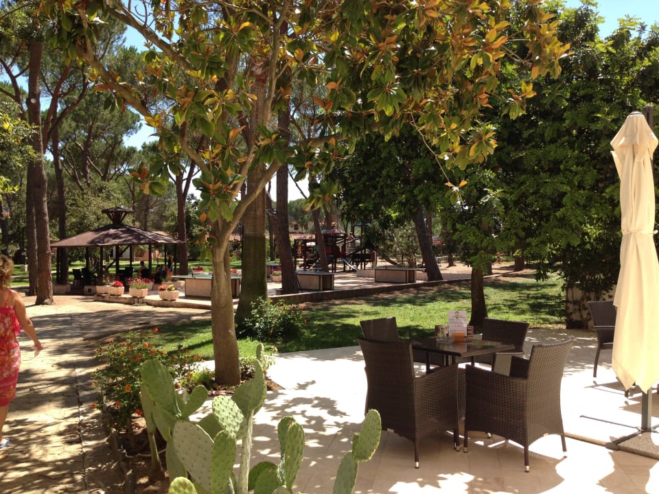 Blick in die Parkanlage Tirreno Resort
