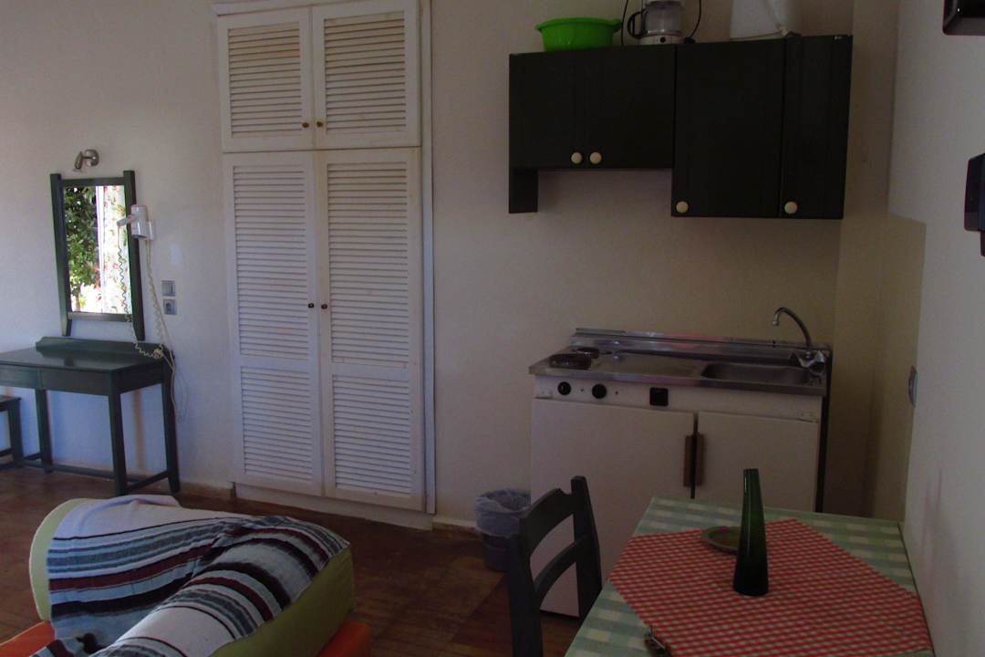 Kuchenka, stolik i szafa wnękowa Apartments Hotel Vigla