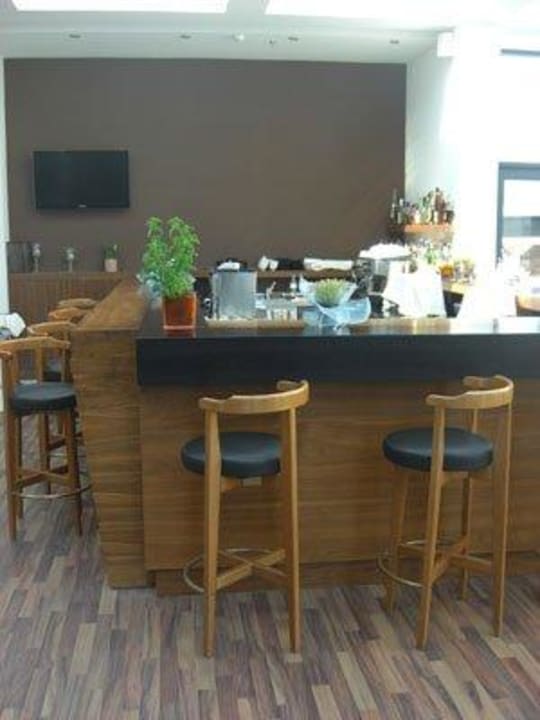 Sehr schöne Bar mit Glasboden über dem Pool Minos Mare Royal