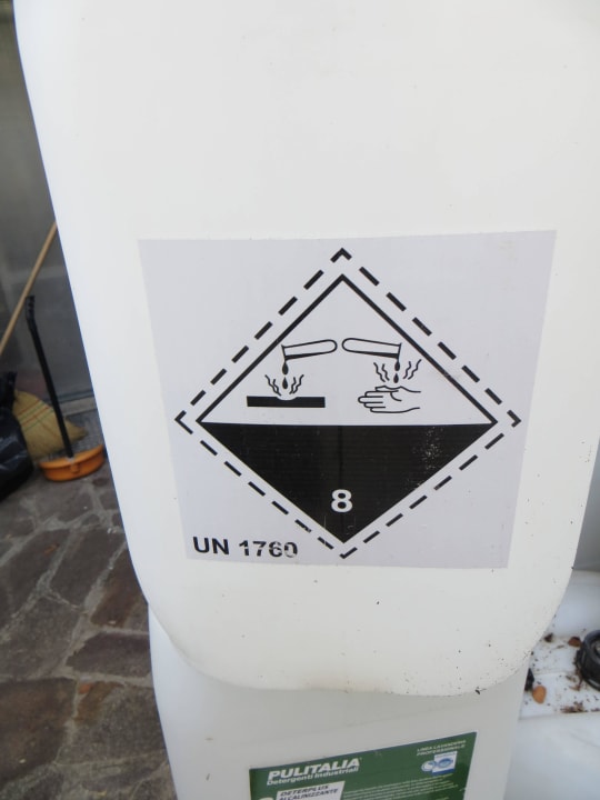 Gefahrenhinweis Chemiestoffe Poolreinigung Hotel Ville Montefiori