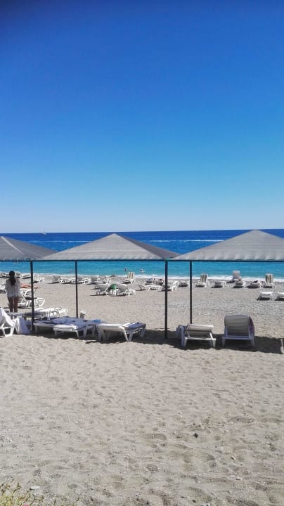 Gepflegter Kiesbadestrand Le Jardin Resort