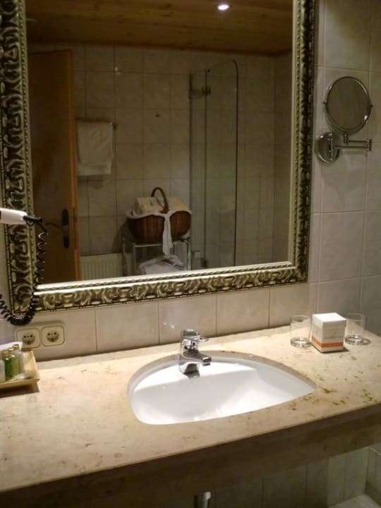 Badezimmer Waschbecken Hotel Oberforsthof