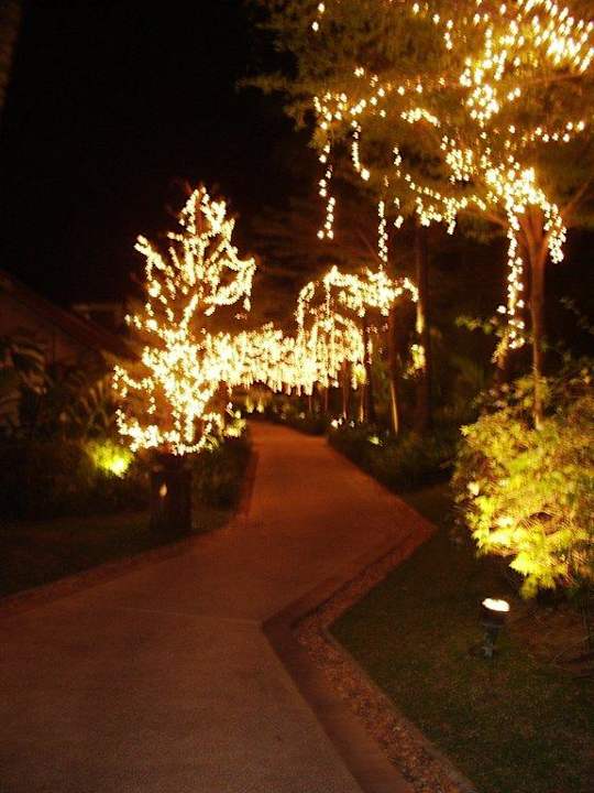 Illumination der Gartenanlage am Abend Mövenpick Resort & Spa Karon Beach Phuket