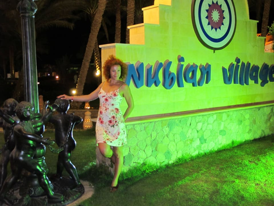У входа Hotel Nubian Village