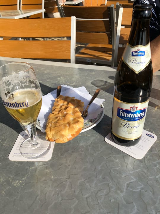 Prasselkuchen und Pils, gute Mischung. Pension Feldbergblick