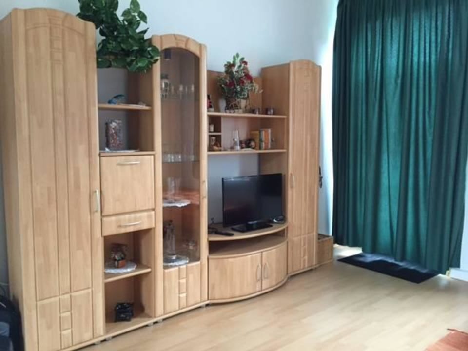 Schrankwand mit Informationen für Ausflüge Ferienwohnung Mülder & Leopold