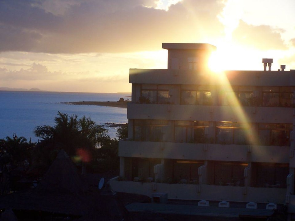 Blick auf ein Komplex des Hotels und auf's Meer Hotel Beatriz Playa & Spa