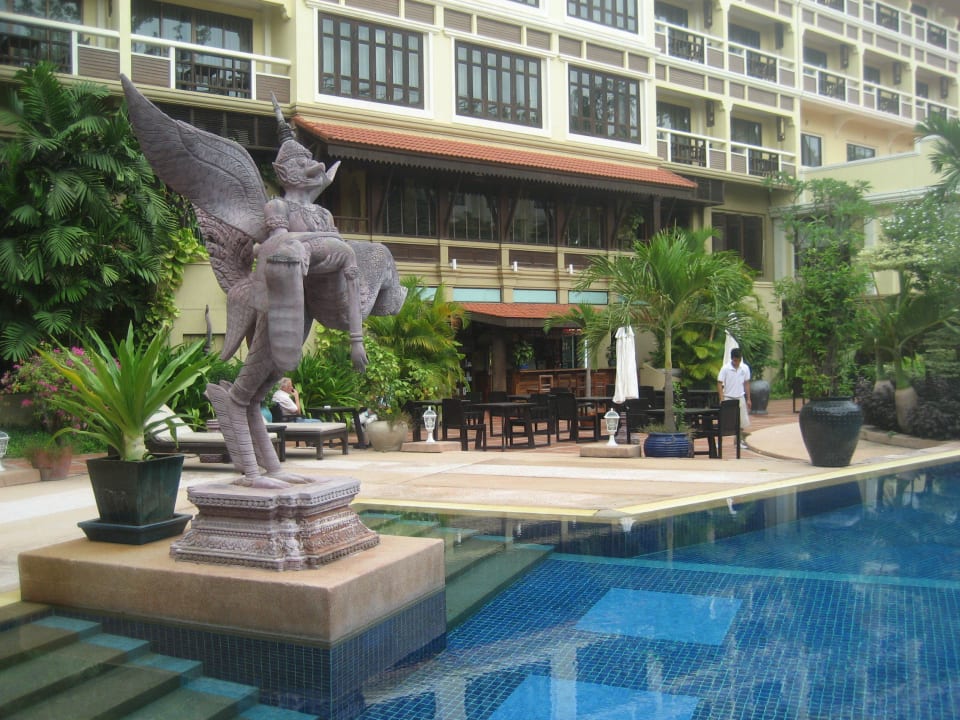 Figuren am Pool Prince D'Angkor Hotel & Spa
