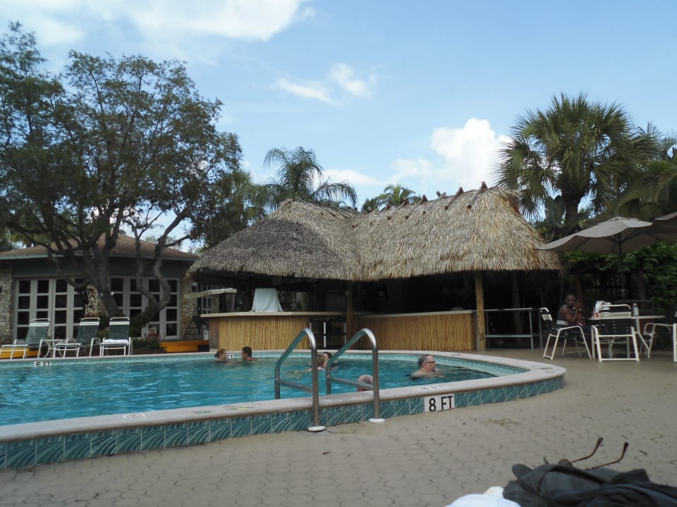 Der Poolbereich - hier wird auch gefrühstückt Best Western Hotel Naples Inn & Suites