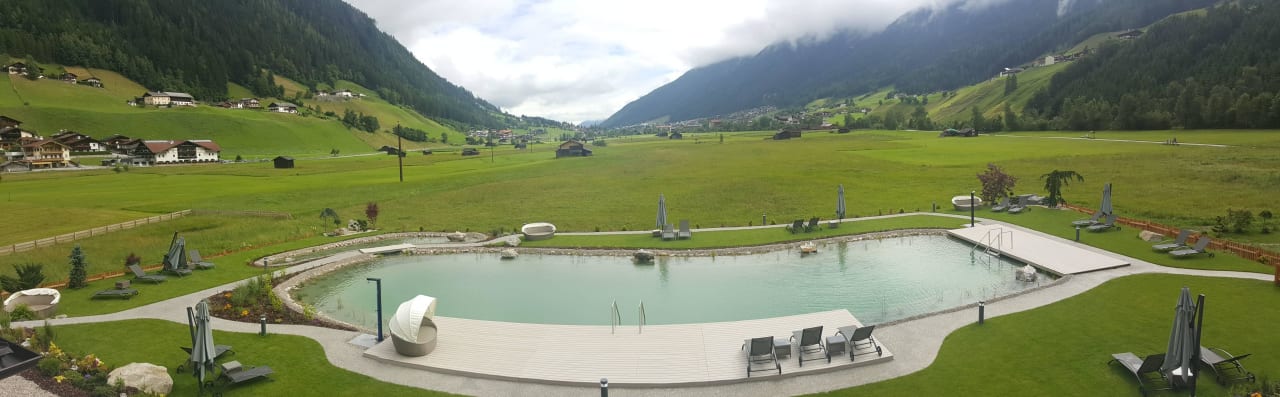Von der Terrasse auf Naturbadeteich und Stubaital Alpeiner Nature Resort Tirol