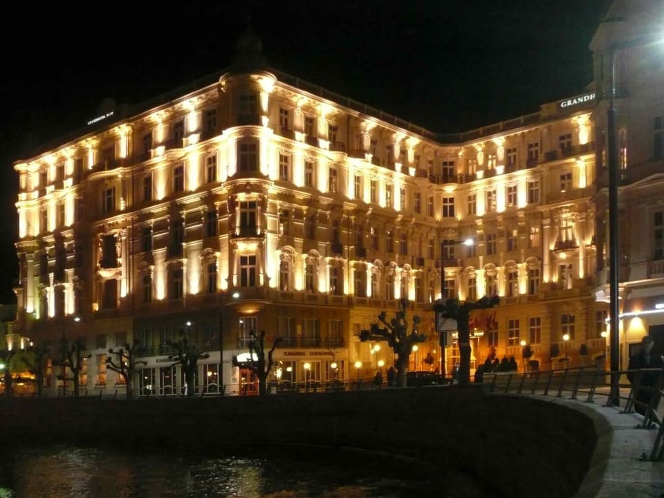 Grandhotel Pupp bei Nacht Grandhotel Pupp