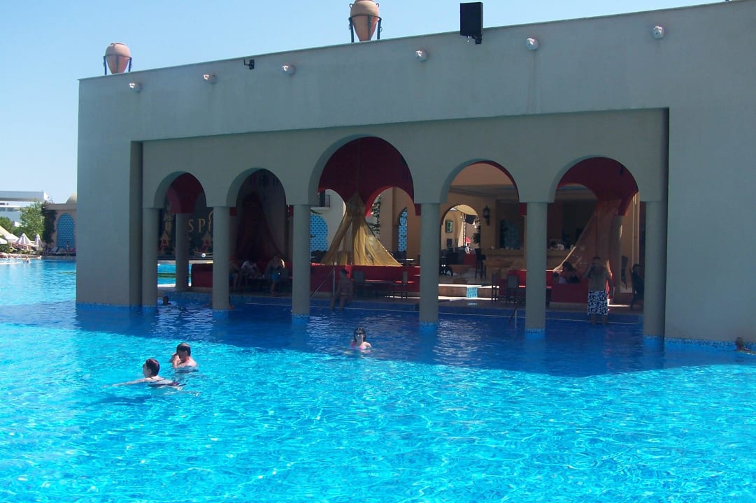 Wejście z baru bezpośrednio do basenu Spice Hotel & Spa